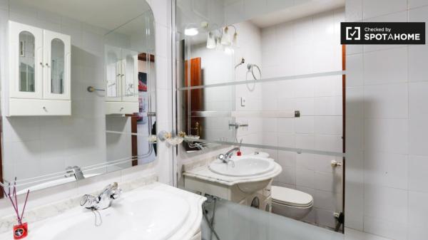 Habitación en piso de 5 dormitorios en Alcalá de Henares, Madrid.