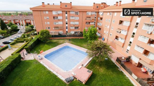 Chambre dans un appartement de 5 chambres à Alcalá de Henares, Madrid