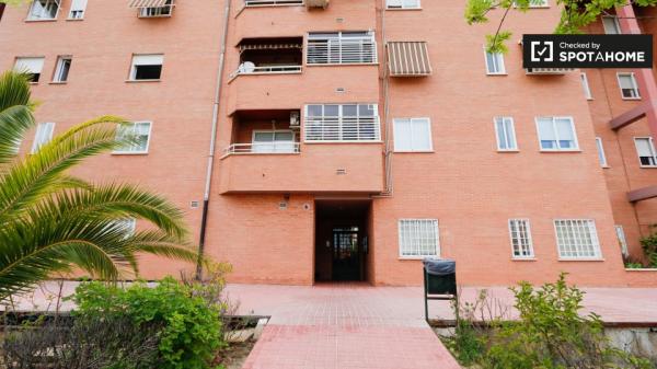 Chambre dans un appartement de 5 chambres à Alcalá de Henares, Madrid