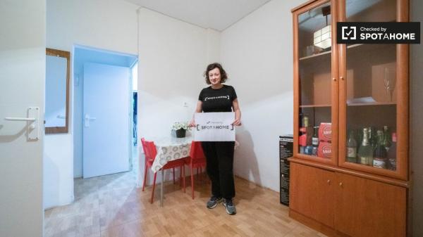 Chambre à louer dans un appartement de 2 chambres à Alcala de Henares