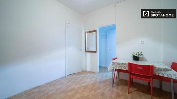 Quarto para alugar em apartamento de 2 quartos em Alcala de Henares