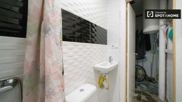 Room for rent in 2-bedroom apartment in Alcala de Henares