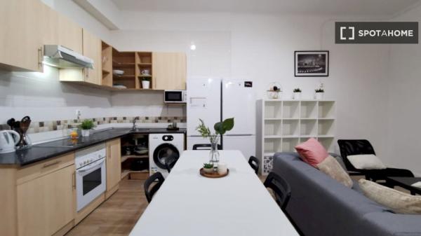 Habitación amueblada en piso compartido en Puerta del Sol, Madrid