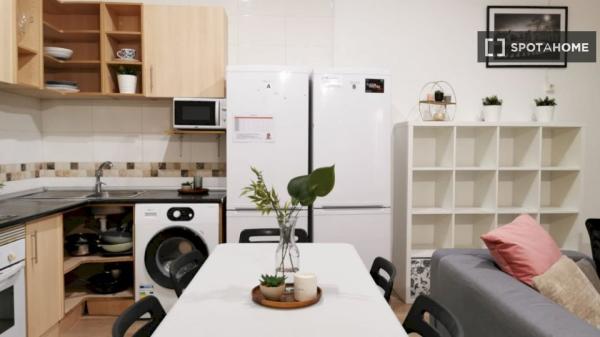 Habitación amueblada en piso compartido en Puerta del Sol, Madrid