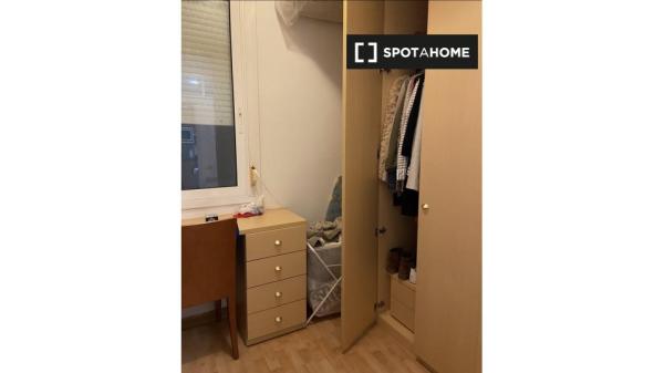 Se alquila habitación en apartamento de 2 dormitorios en Barcelona