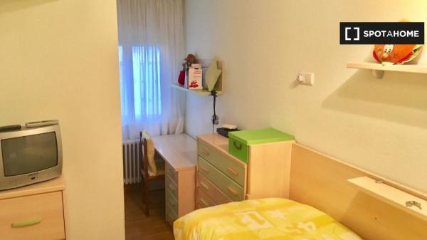 Room in shared apartment in Pamplona