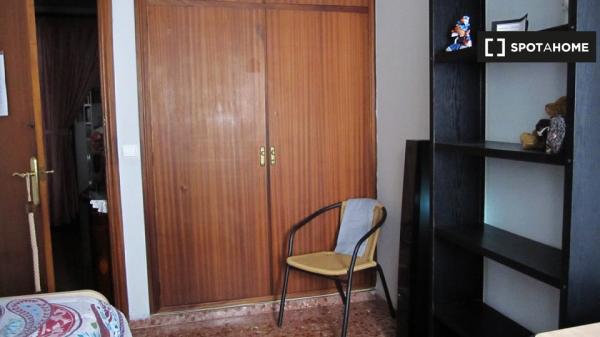 Room in shared apartment in Alicante