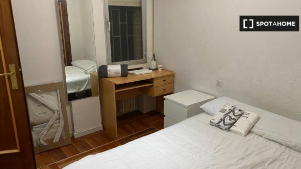 Habitación en piso compartido en madrid.