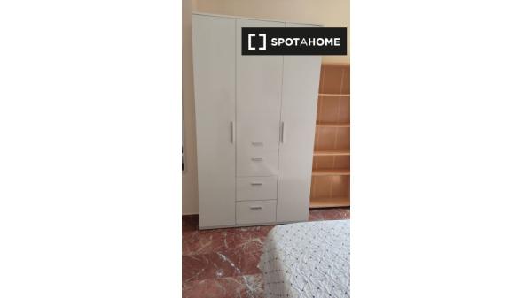 Quartos para alugar em apartamento de 4 quartos em Almeria