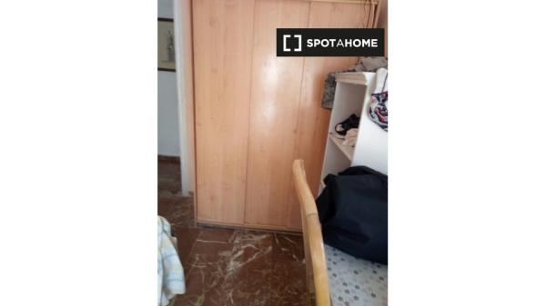 Quartos para alugar em apartamento de 4 quartos em Almeria