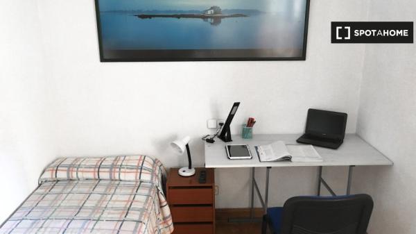 Room in shared apartment in Pamplona