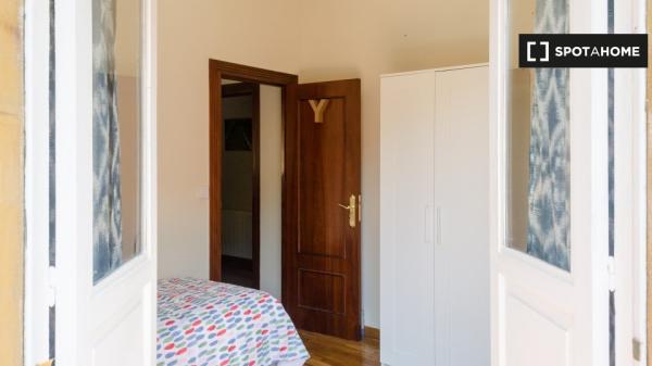 Chambre à louer dans un appartement de 5 chambres à Oviedo