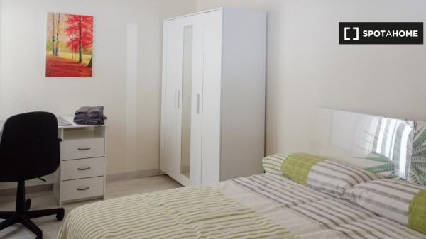 Room for rent in 5-bedroom apartment in Oviedo