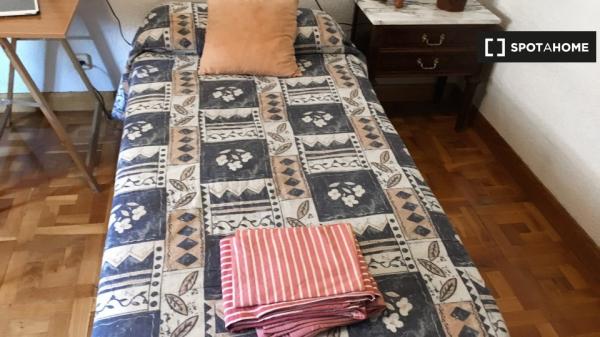 Room in shared apartment in Pamplona