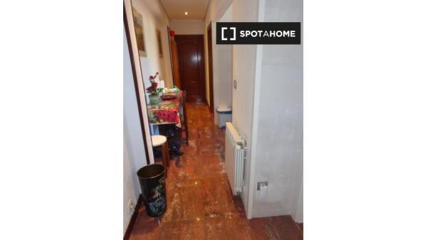 Room for rent in 3-bedroom apartment in Santander