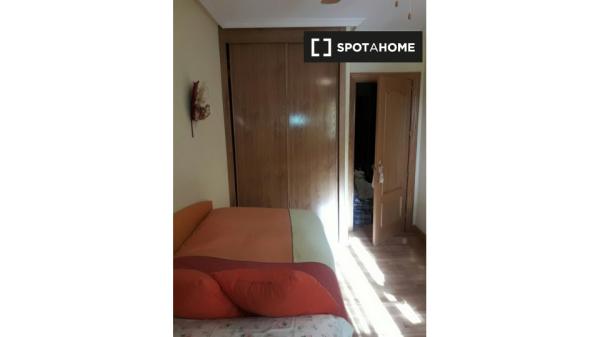 Chambre dans un appartement partagé à Alcala De Henares