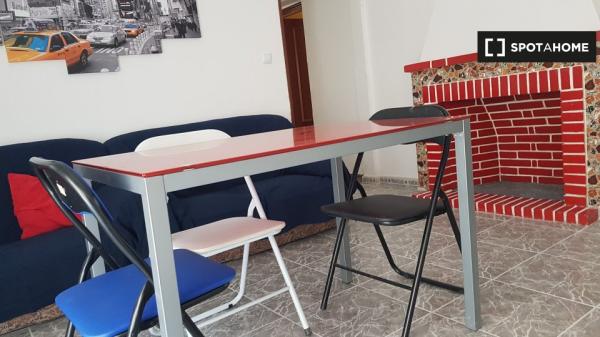 Chambre dans un appartement partagé à Alcala De Henares