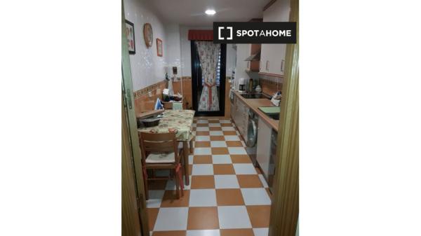 Chambre dans un appartement partagé à Alcala De Henares