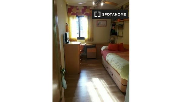 Chambre dans un appartement partagé à Alcala De Henares