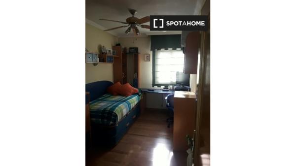 Chambre dans un appartement partagé à Alcala De Henares