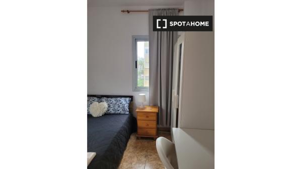 Chambre à louer dans un appartement de 5 chambres à Las Palmas