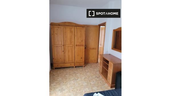 Room for rent in 5-bedroom apartment in Las Palmas