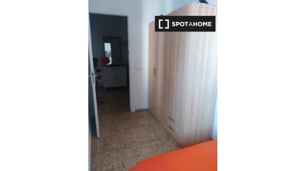 Rooms for rent in 2-bedroom apartment in Santa Catalina