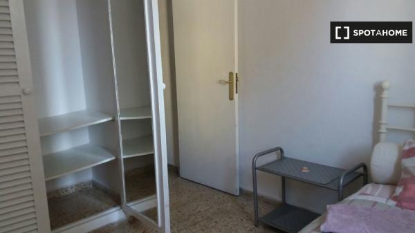 Pokoje do wynajęcia w apartamencie z 2 sypialniami w Santa Catalina