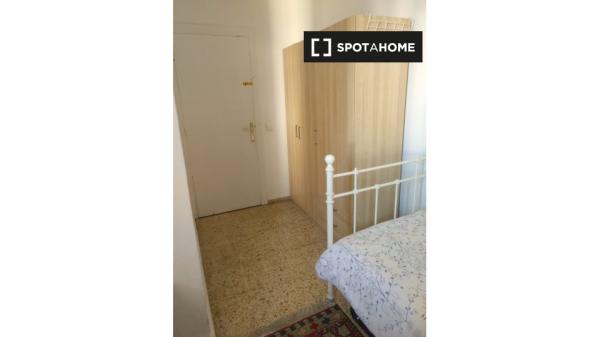 Pokoje do wynajęcia w apartamencie z 2 sypialniami w Santa Catalina