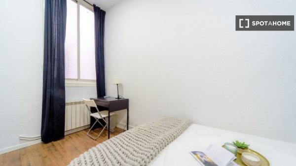 Camera in affitto in appartamento con 10 camere da letto nel Centro, Madrid