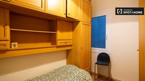 Acogedora habitación en alquiler en apartamento de 4 dormitorios en Poblenou