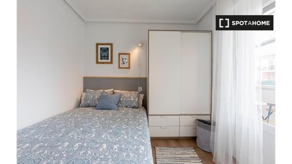 Habitación en piso compartido en Bilbao con balcón privado