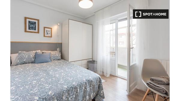 Habitación en piso compartido en Bilbao con balcón privado