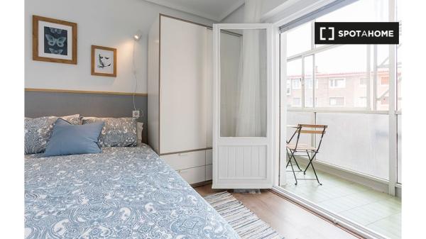 Habitación en piso compartido en Bilbao con balcón privado