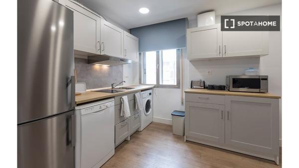 Habitación en piso compartido en Bilbao con balcón privado