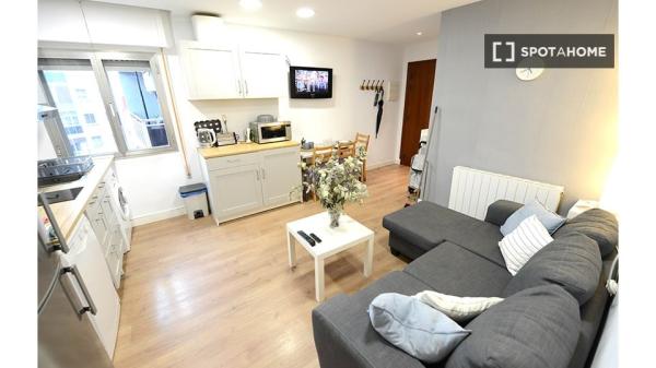 Habitación en piso compartido en Bilbao con balcón privado