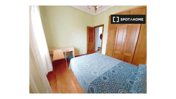 Alquiler de habitaciones en piso de 5 dormitorios en Vigo