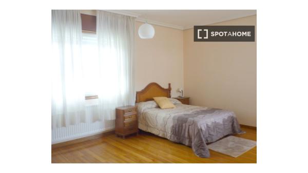 Alquiler de habitaciones en piso de 5 dormitorios en Vigo