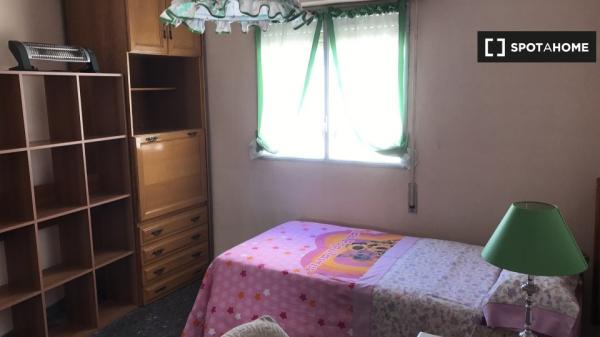 Alquiler de habitaciones en piso de 4 dormitorios en Murcia