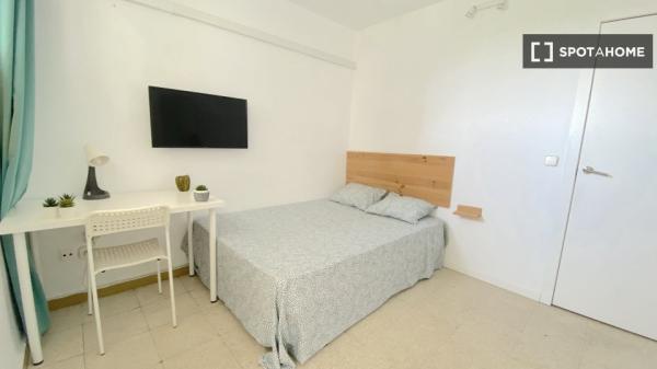 Habitación luminosa con cama de matrimonio y terraza para estudiantes