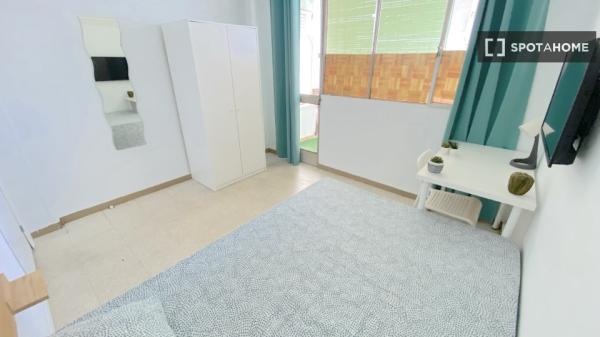 Habitación luminosa con cama de matrimonio y terraza para estudiantes