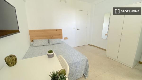 Habitación luminosa con cama de matrimonio y terraza para estudiantes