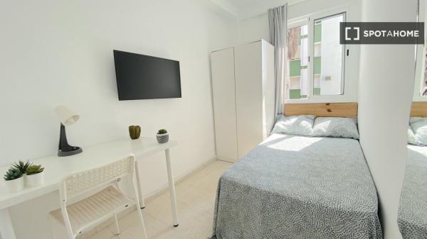 Habitación luminosa con cama de matrimonio y terraza para estudiantes