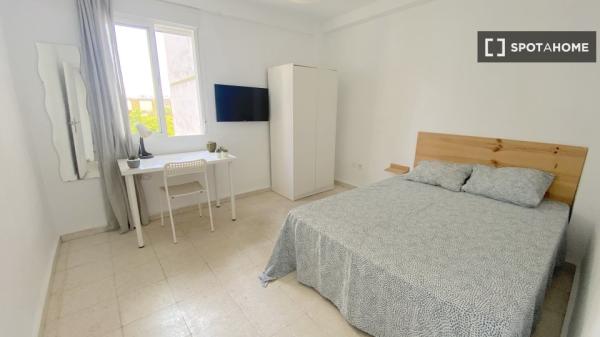 Habitación luminosa con cama de matrimonio y terraza para estudiantes