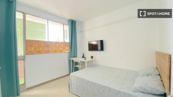 Luminosa habitación con cama de matrimonio equipada para estudiantes