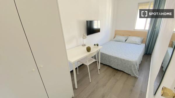 Luminosa habitación con cama de matrimonio equipada para estudiantes