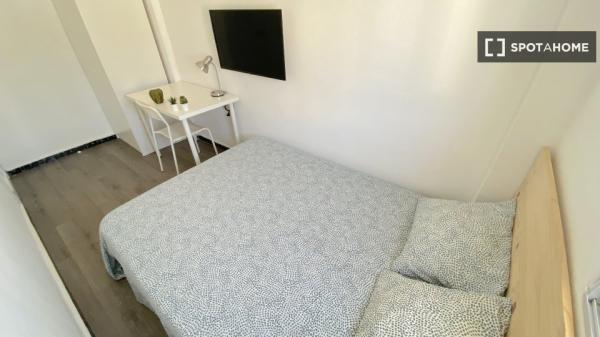 Luminosa habitación con cama de matrimonio equipada para estudiantes