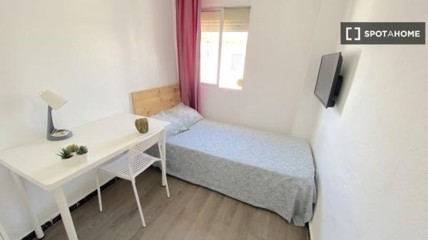 Luminosa habitación con cama de matrimonio equipada para estudiantes