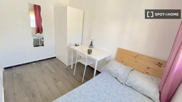 Luminosa habitación con cama de matrimonio equipada para estudiantes