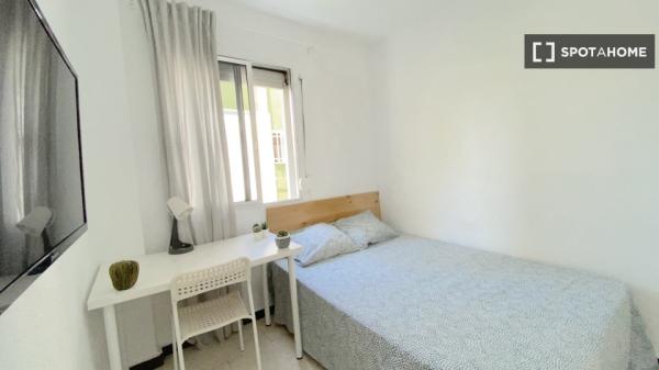 Luminosa habitación con cama de matrimonio equipada para estudiantes